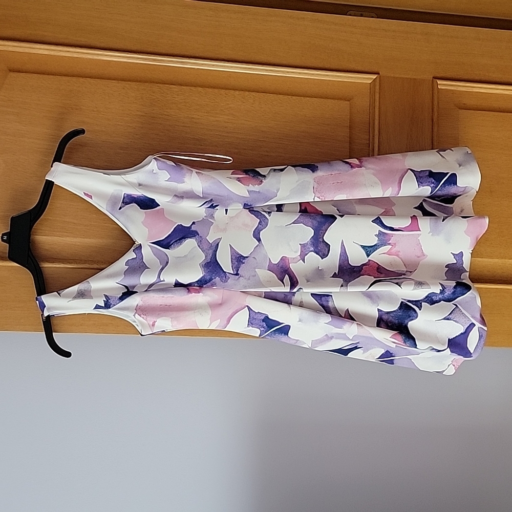 DKNY Sleeveless Floral V neck dress in size 4